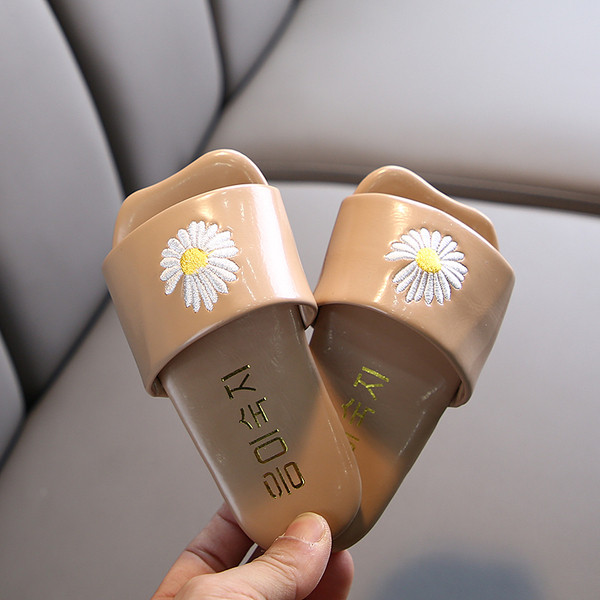 Több színben hímzéssel ellátott alkalmi gyerekpapucs