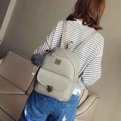 Ženski kožni ruksak s donje strane