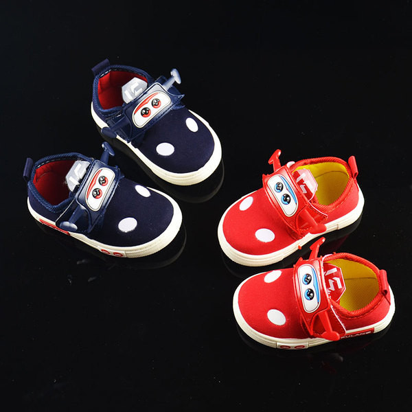 Gyermek babacipő matricákkal és rátéttel