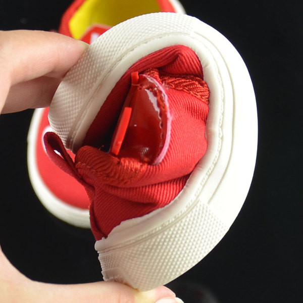 Gyermek babacipő matricákkal és rátéttel