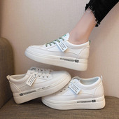 Női tornacipő fehér színben, lapos talppal