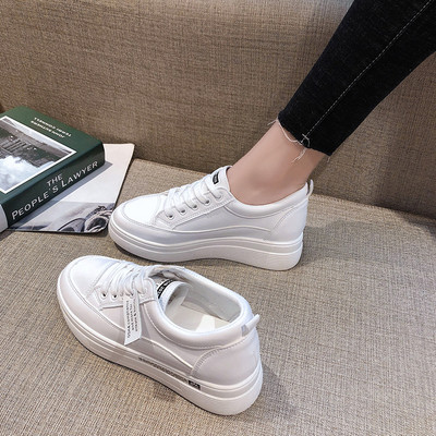 Női tornacipő fehér színben, lapos talppal