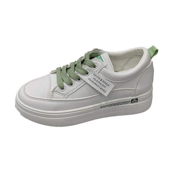 Női tornacipő fehér színben, lapos talppal