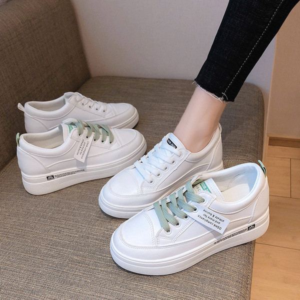 Női tornacipő fehér színben, lapos talppal