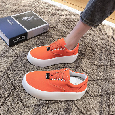 Ženske tenisice u različitim bojama s vezicama i ravnim potplatom