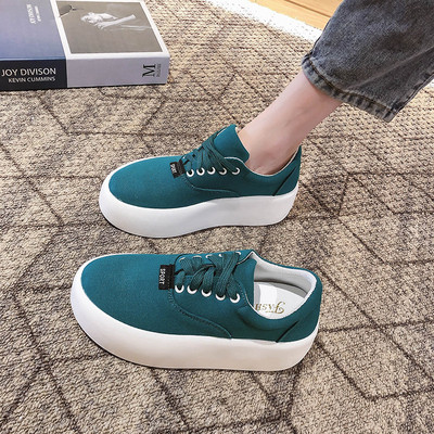 Ženske tenisice u različitim bojama s vezicama i ravnim potplatom