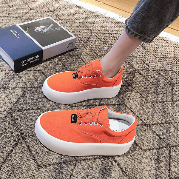 Ženske tenisice u različitim bojama s vezicama i ravnim potplatom