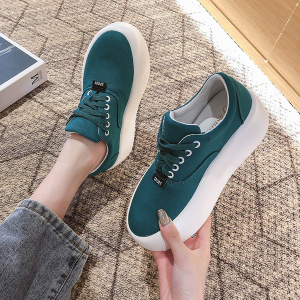 Ženske tenisice u različitim bojama s vezicama i ravnim potplatom