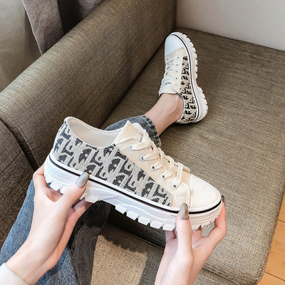 Női tornacipő fehér és fekete színben, fűzővel