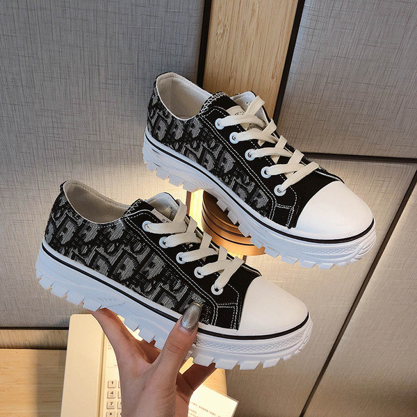 Női tornacipő fehér és fekete színben, fűzővel