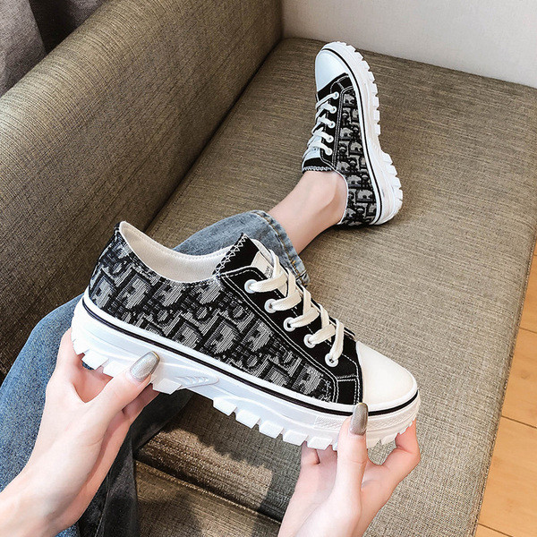 Női tornacipő fehér és fekete színben, fűzővel