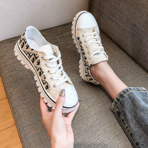 Női tornacipő fehér és fekete színben, fűzővel