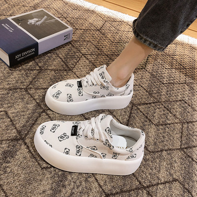 Fehér és fekete fűzős női tornacipő