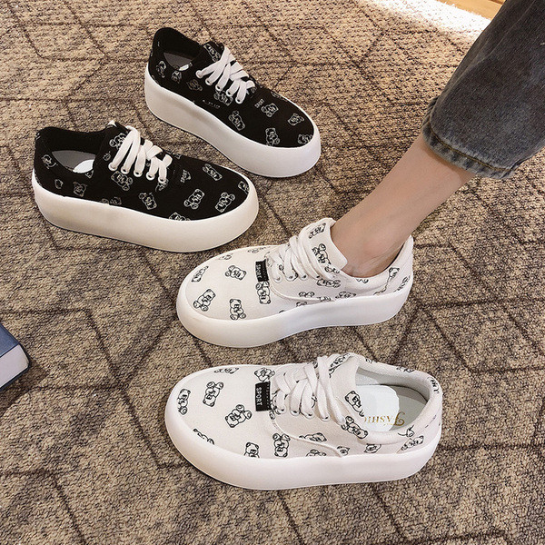 Fehér és fekete fűzős női tornacipő