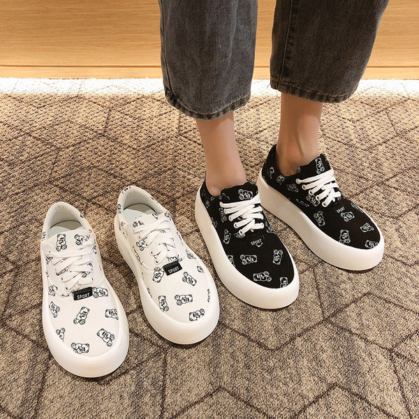 Fehér és fekete fűzős női tornacipő