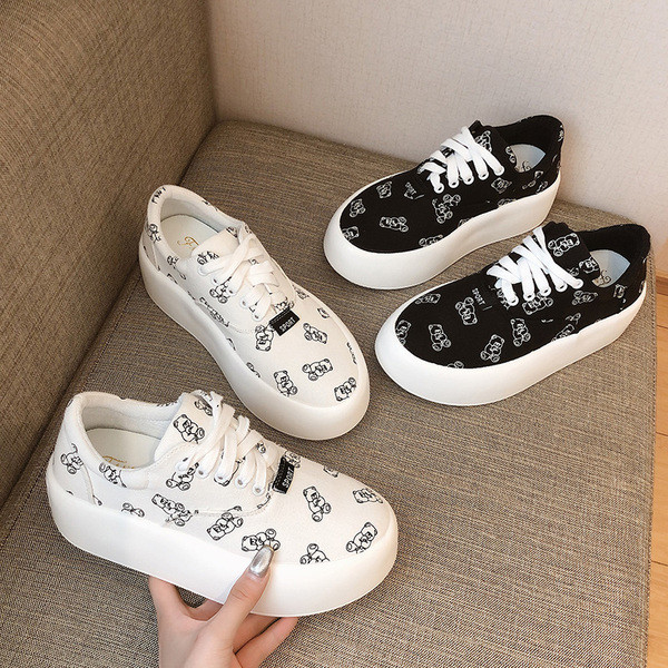 Fehér és fekete fűzős női tornacipő