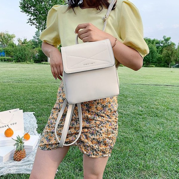 Stílusos női hátizsák eko bőrből, fém rögzítéssel