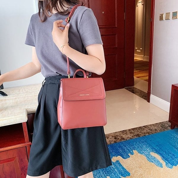 Stílusos női hátizsák eko bőrből, fém rögzítéssel