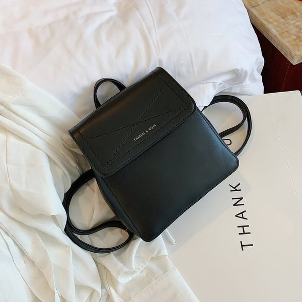 Stílusos női hátizsák eko bőrből, fém rögzítéssel