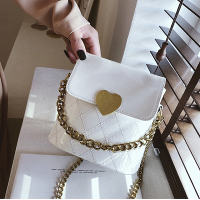 Modern női táska - fém csattal és fém lánccal