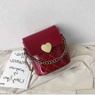 Modern női táska - fém csattal és fém lánccal