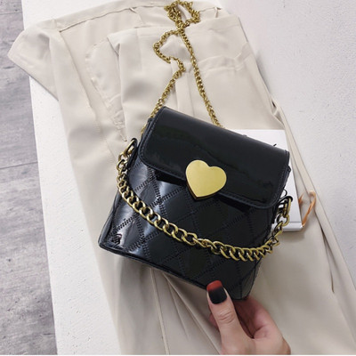 Modern női táska - fém csattal és fém lánccal