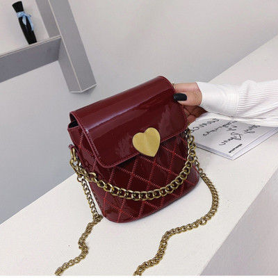 Modern női táska - fém csattal és fém lánccal