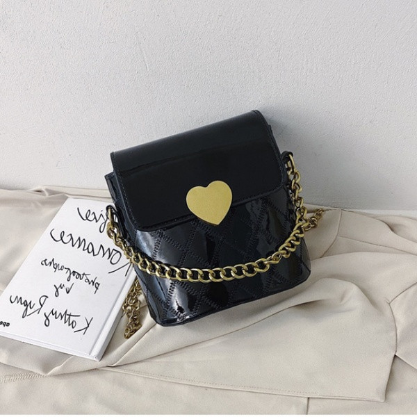 Modern női táska - fém csattal és fém lánccal