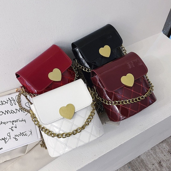 Modern női táska - fém csattal és fém lánccal