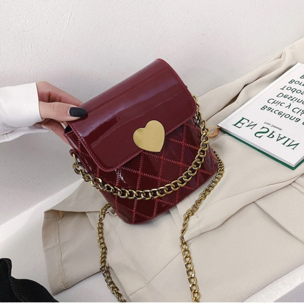 Modern női táska - fém csattal és fém lánccal