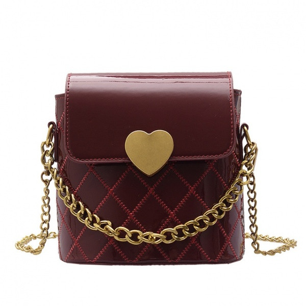 Modern női táska - fém csattal és fém lánccal