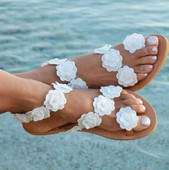 Új szandálmodell lapos talppal és virágdíszítéssel