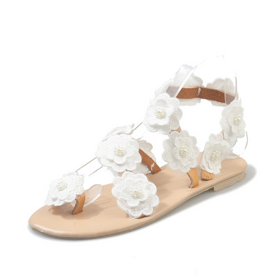 Új szandálmodell lapos talppal és virágdíszítéssel