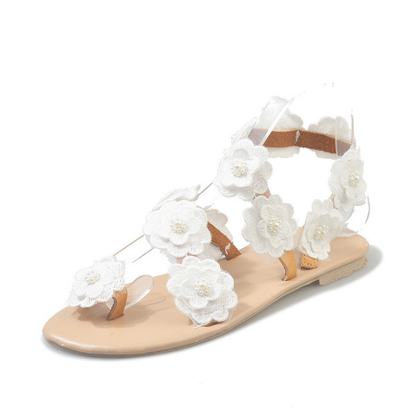 Új szandálmodell lapos talppal és virágdíszítéssel