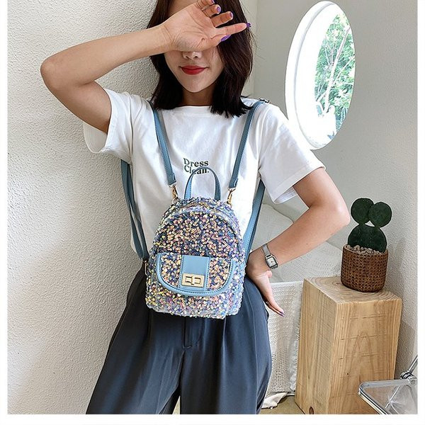 Női hátizsák flitterekkel és elülső zsebbel