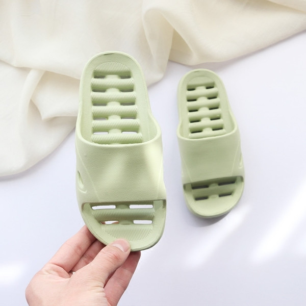 Tüdrukutele sobivad vabaaja sussid mitmes värvitoonis