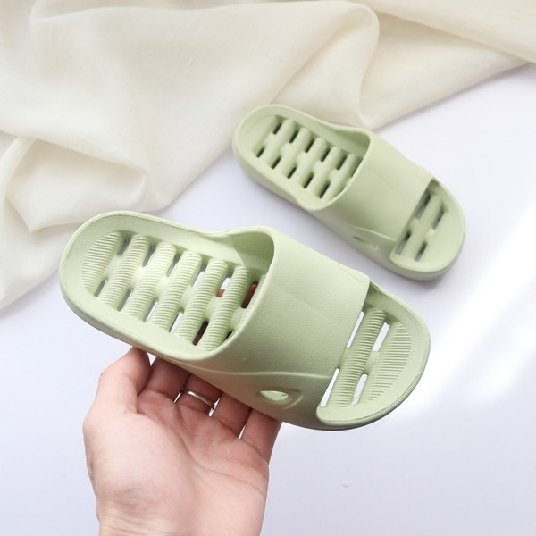 Tüdrukutele sobivad vabaaja sussid mitmes värvitoonis