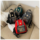 Modern női hátizsák elülső zsebbel, kígyómintával