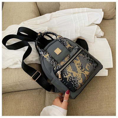 Modern női hátizsák elülső zsebbel, kígyómintával