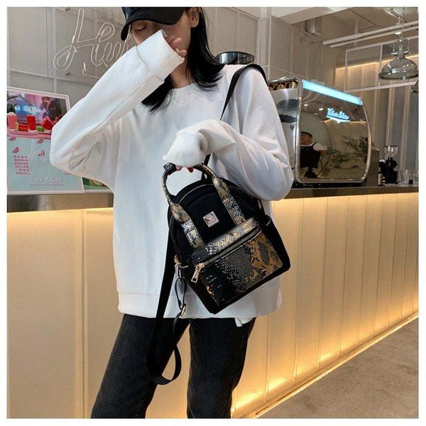 Modern női hátizsák elülső zsebbel, kígyómintával