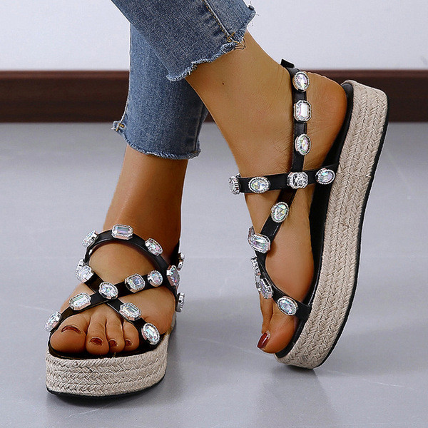 Γυναικεία σανδάλια και λουράκια με πέτρινη διακόσμηση