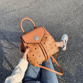 Női bőr hátizsák fém rögzítéssel