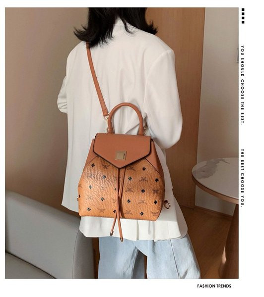 Női bőr hátizsák fém rögzítéssel