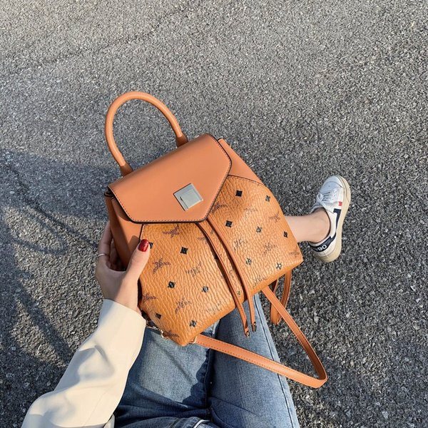 Női bőr hátizsák fém rögzítéssel