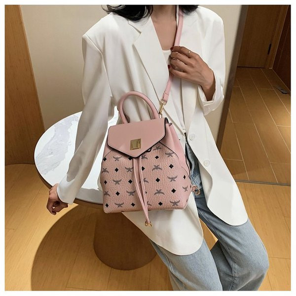 Női bőr hátizsák fém rögzítéssel