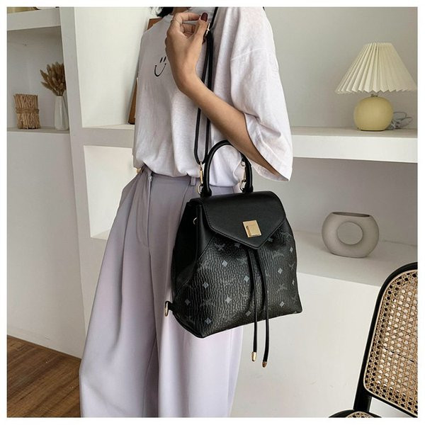 Női bőr hátizsák fém rögzítéssel