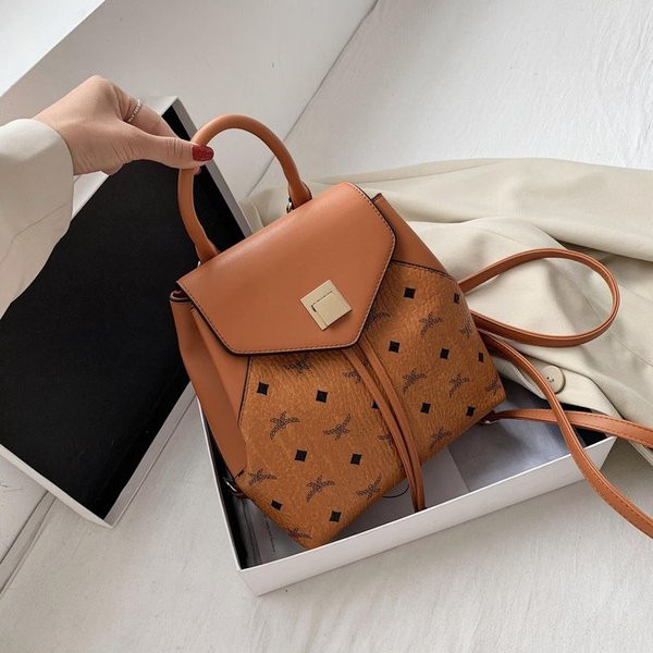 Női bőr hátizsák fém rögzítéssel