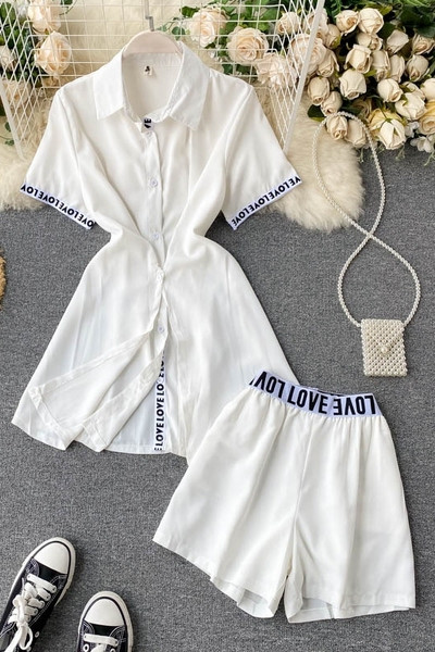 Napi női kétrészes szett fehér színben, felirattal, magas derékkal