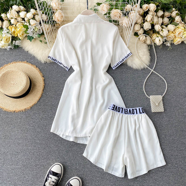 Napi női kétrészes szett fehér színben, felirattal, magas derékkal