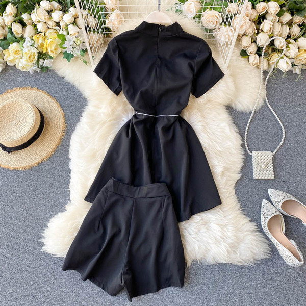 Napi női szett fekete színben, két részből áll